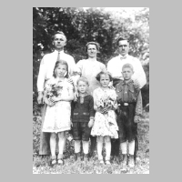 086-0066 Familie Adolf und Rosa Murach mit ihren Kindern Dora, Erwin, Margarete und Kurt und einem Onkel im Jahre 1934.jpg
